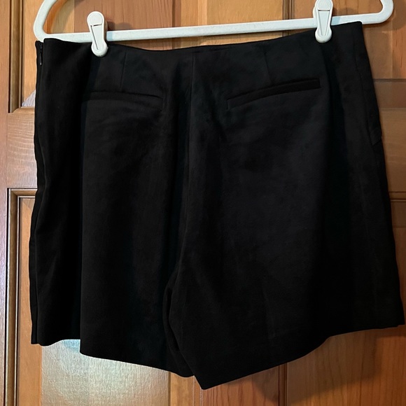 BCBG MAXAZRIA SUEDE SKORT. BLACK. SIZE LARGE. - Picture 2 of 2